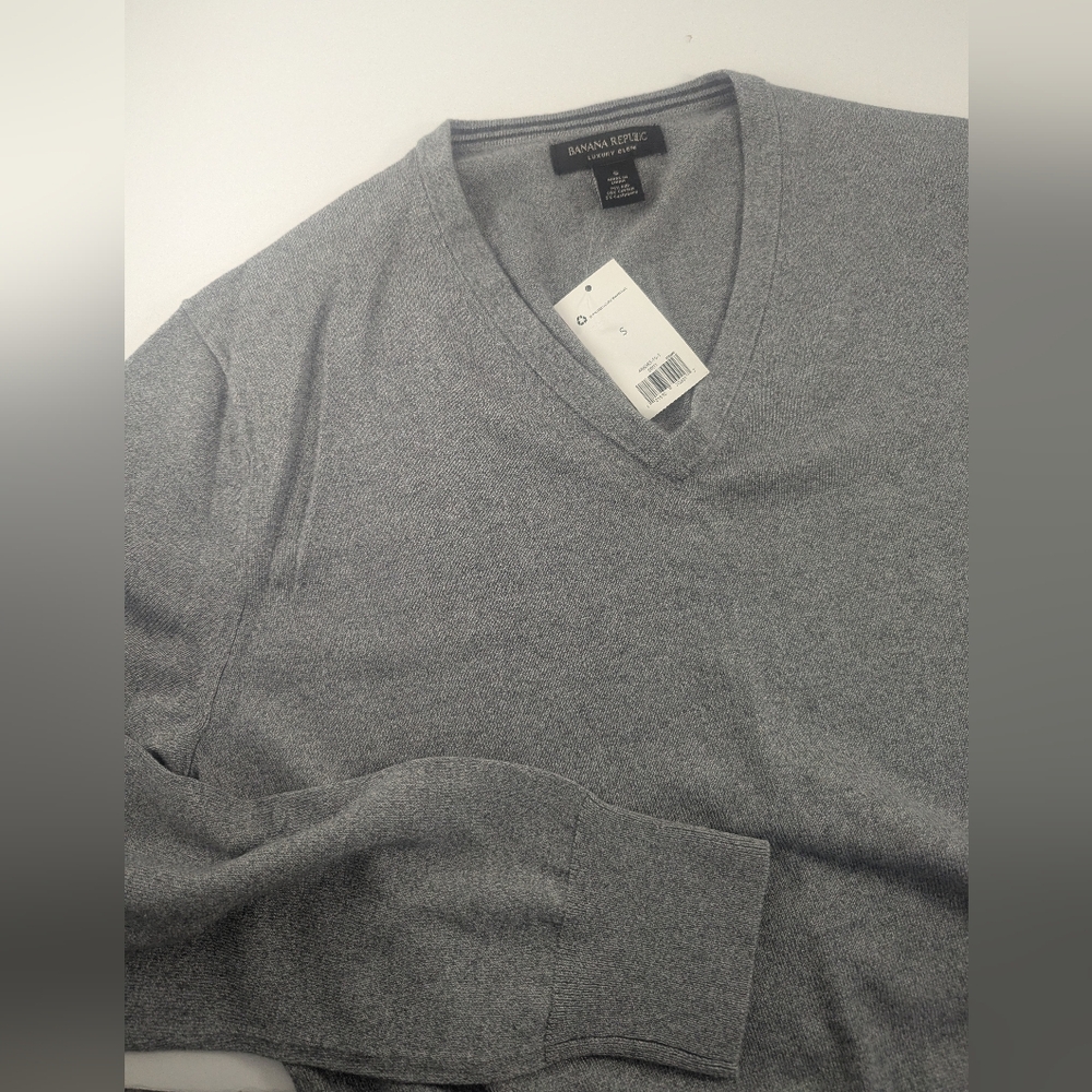 NWT Banana Republic Gray V-Neck Sweater Men luxury Blend Silk And Cashmere